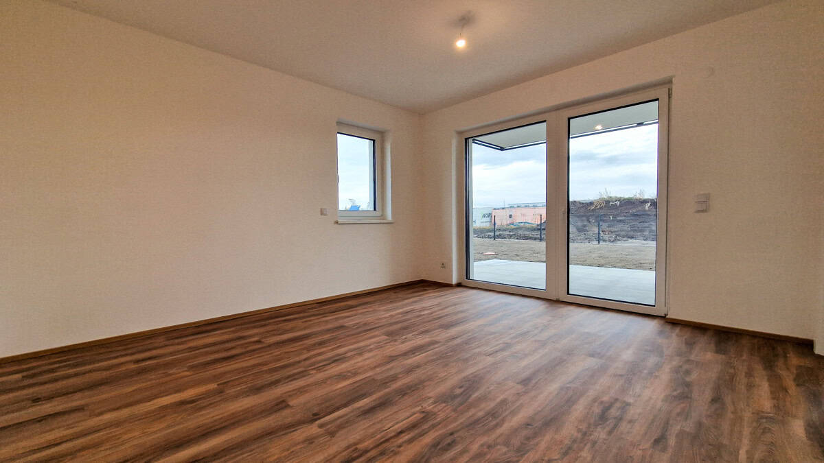 01 Zimmer mit Ausgang Terrasse